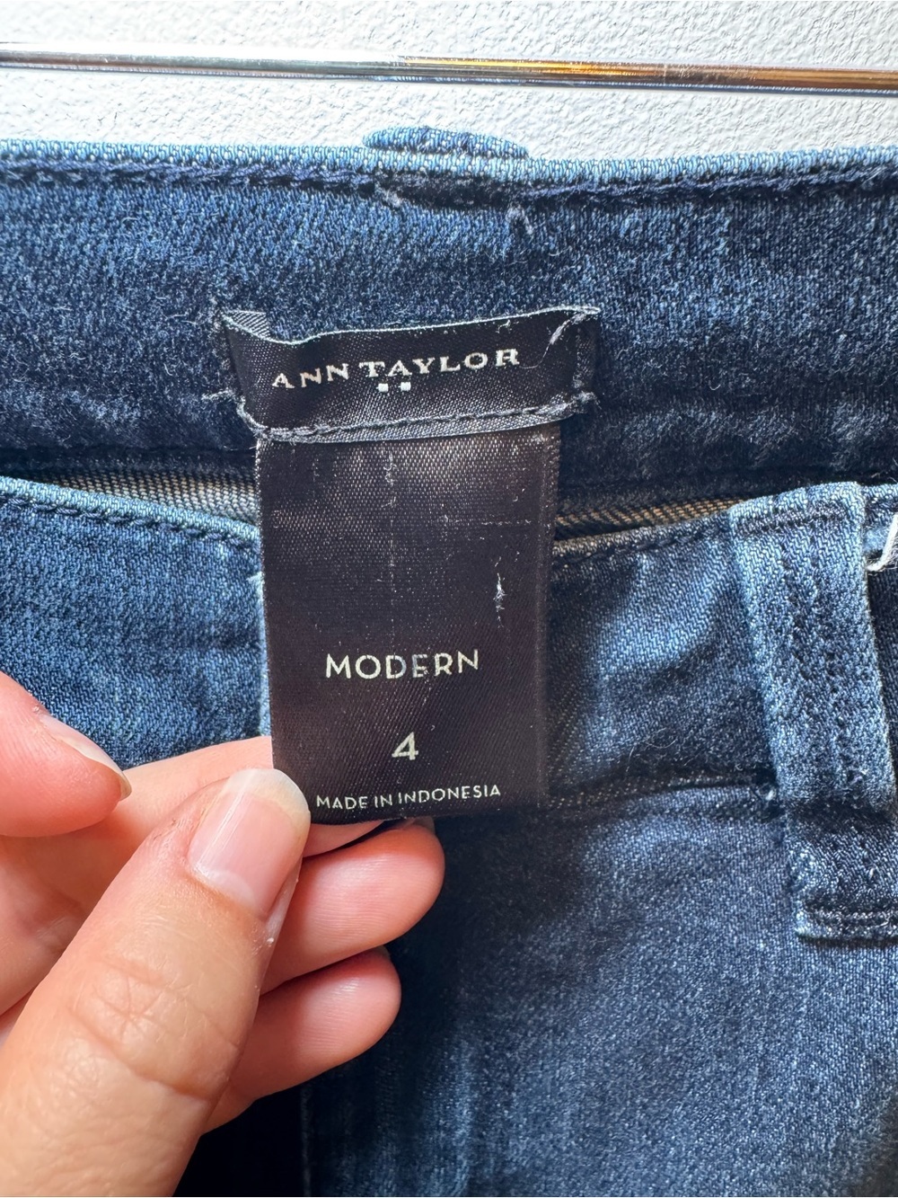 Ann Taylor Dark Wash Skinny Jeans Size 4 - Picture 2 of 14